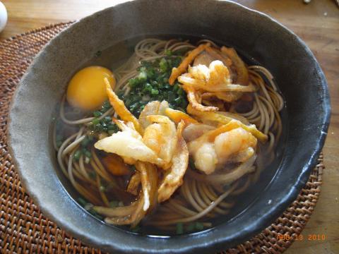 朝食。秋田県は八幡平産のそばにかき揚げと生卵。日本人でよかった。