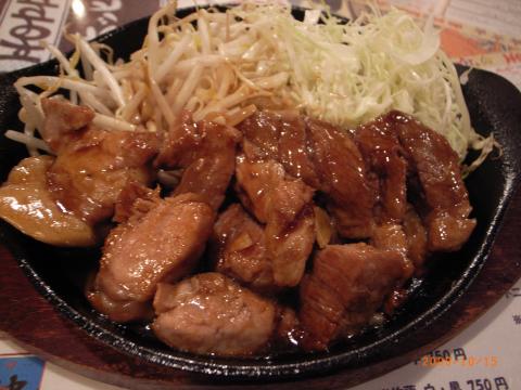 低炭水化物昼食。東京駅「とことん倶楽部」の「トンテキ」250ｇ単品。ご飯無し。ソースは皿の端で絞って食べます。（糖分を減らすため。）これで1000円。