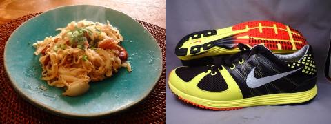 左は朝食。カルボナーラですが麺は蒟蒻です。
右は今日始めて履いた、Nike　Luna Spider R。レース用で、ご覧のとおり踵と足前部のソールの厚さが殆ど変りません。