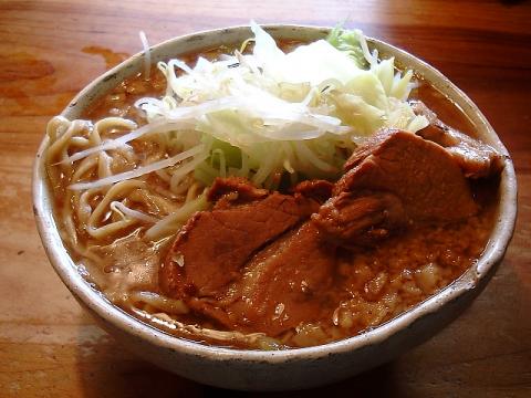 今日は京都の「ラーメン荘　夢を語れ」のお取り寄せ。
めちゃくちゃおいしくて背脂いっぱいのスープまで飲み干しちゃった。麺も平打ちのうどんのようで食べ応えあり。チャーシューも味が染みていて、しかも固いところと脂身のトロトロのバランスが良く、とってもおいしかった。
東京マラソンまでは、これを最後に週末ラーメンも封印します。
