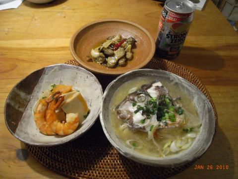 本日の低炭水化物食。左から高野豆腐と海老の煮物（甘味料はパルスイート）、牡蛎のガーリック、オリーブ油煮、鯛のあら汁。
牡蠣はノロウイルスにやられた1昨年以来、加熱しないと食べられなくなった。残念、人生の楽しみの一部を失った感じ。