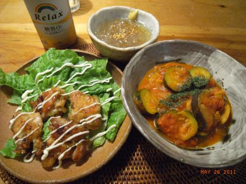 気温は20度くらいだけど蒸しており、トコロテンがおいしい。福島県産ズッキーニのトマト煮、今日はビールあり（嬉）