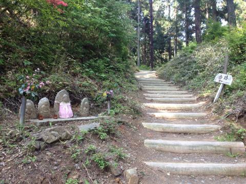 延暦寺内を走っているらしいが良くわからない。
京都だから当然だが、こうしたお地蔵様は何体も拝みました。