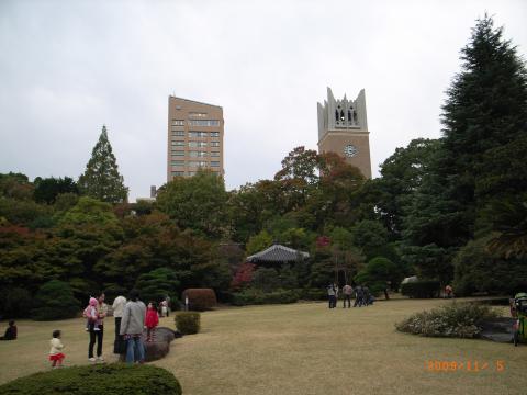 仕事でお世話になっているＷ大学のＯ庭園で撮影したものですが良い景色です。最近の学生は僕らの時代と違って9割がちゃんと学校に通っているとのこと。ちゃんと勉強して日本を立て直して欲しいと心から思う。