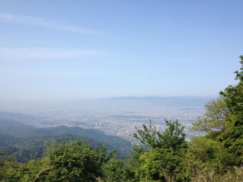比叡山山頂付近より京都市内を望む。真ん中に京都御所の緑が見える。今日の眺望ははっきり言ってこれだけ。
