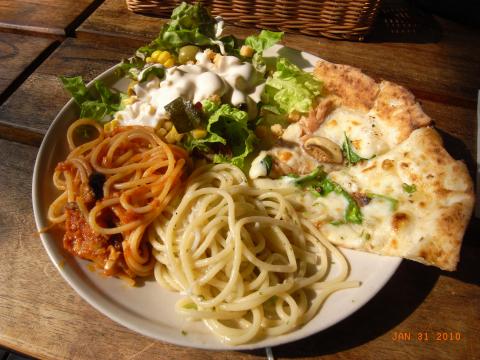 走る前の昼食はたまプラーザでイタリアンの食べ方放題でカーボローディング。天気が良いのでデッキの座席。気持ちよい。それにしても良く食えたもんだ。ざっと15００ｋカロリー。
