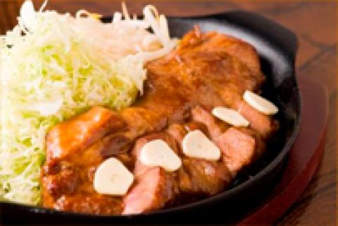 今日のお昼は東京駅「とこ豚クラブ」の「豚テキ」250ｇソース味。ご飯無しの単品1000円だ。炭水化物を極力減らす食事。以前はソース味も糖分ありなので、厳しく制限していた。今でもソースは皿の端で絞ってできるだけ少なくして食べている。