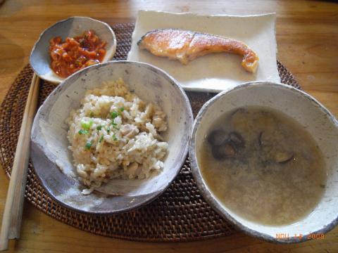 今日の昼食、走る前なので炭水化物OK.。鳥とごぼうの炊き込みご飯と、鮭の焼いたの、シジミの味噌汁。日本人に生まれてよかった。