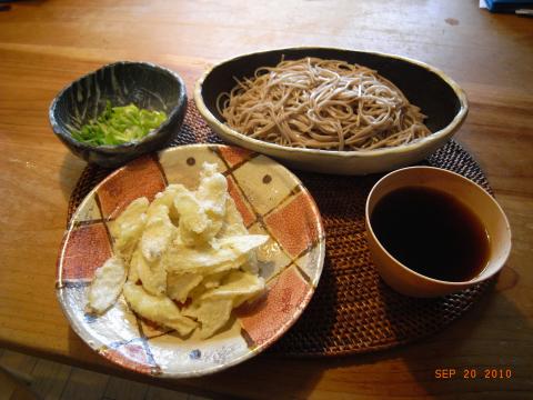 ゴボウの天ぷらと故郷の秋田県は八幡平の蕎麦。体調悪く食欲無かったがこれは完食できました。そのあと死んだように寝る。