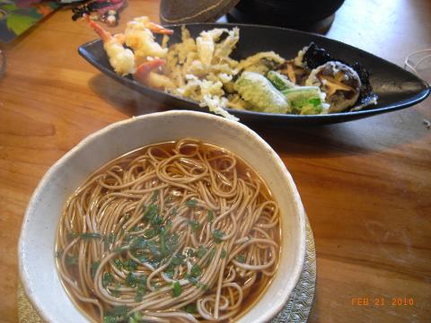 ＬＳＤに出る前に、久々に天ぷらそば。海老、しいたけ、ピーマン、ごぼう、海苔。生卵を入れて。日本人でよかった。