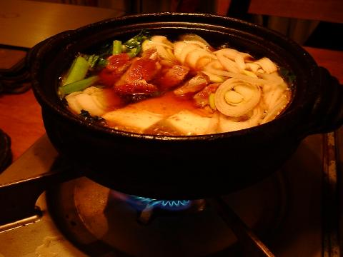 今日はひとりサイズの鴨鍋です。鴨肉の脂身は鍋に入れる前に焼く。これで鴨肉の脂身の食べにくさが解消され、食べやすくなります。（ブルンブルンしている部分がカリカリになります。）