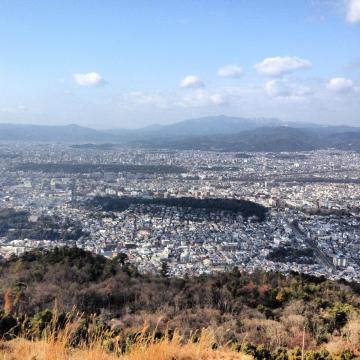 良い天気。いつもの箱庭京都を望む。山頂付近は積雪も。