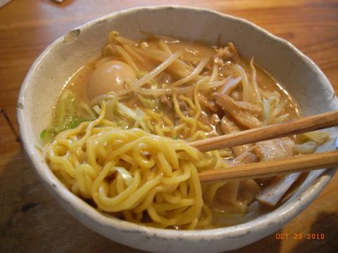 今日の昼は家食でラーメン。第２の故郷の札幌は「純連」風。カンスイが多い、固く黄色い麺。味噌スープはラードで覆われ、湯気が立たず、いつまでも熱い。大分本場の味に近づいてきた。走った後だったので、一瞬でスープまで完食。ああ、しあわせ。