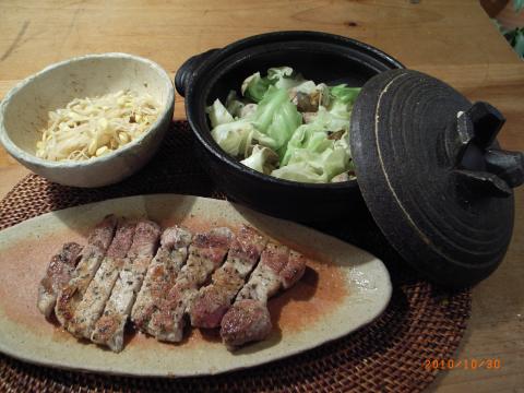 何やらダイエットブログみたいになってきております。低炭水化物ダイエット。今日の夕食は、豚肉のハーブ焼きに、アサリとキャベツの蒸したもの、豆もやしのごま油とニンニクあえ。