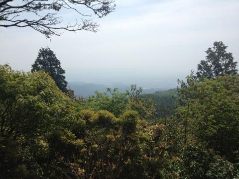 山頂より京都市内を望むが、あいにくガスがかかっていた。
