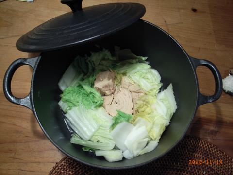 低炭水化物料理はレパートリーが限られてすぐ飽きる。少しずつレシピを増やしていかないときつい。今日はシーチキンのTVCMでやっていた白菜とシーチキンの簡単鍋。白菜を敷き詰めた上にシーチキンを丸ごと乗せ、中の汁も全部入れ、火にかけるだけの鍋。白菜から出る水分に、シーチキンの魚の味が染みた油がうまく混ざって、ポン酢でおいしくいただきました。これだけ簡単だと女房も久しぶりにゆっくり出来たかな？