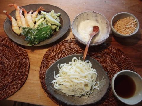 炭水化物たっぷりの今日のお昼。海老、シソ、アスパラの天ぷら。