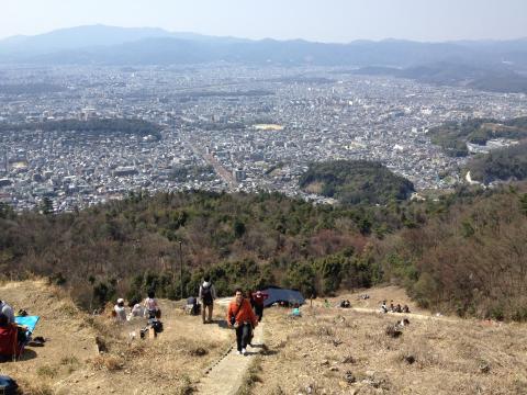 大文字山火床から京都市内を望む。画像ではそうでもないけど高低差があって高所恐怖症の自分にはかなり怖かった。