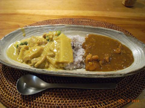 夕食は女房自慢の2色カレー。故郷の秋田から新米が届いたので、それも炊き込んでもらった。