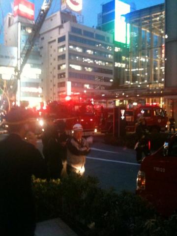 昨日、勤めている会社が入っている、東京駅に隣接するビルの12階で火災があった。テレビのニュースにもなったが、当時自分は33階に居り、宴席接待のためちょうど外出しようと思っていたところだった。火災については館内アナウンスで知り、エレベーターも止まってしまったので、あれよあれよと集まってくる消防車を上から見ていた。
火災はすぐに消火されたのだが、エレベーターは全く復旧する気配が無い。おそらく軽いボヤ程度であってもおびただしい数の消防車が来てしまったため、消防法か何かの定めで、後始末が大変だったのだろう。仕方なく同僚と2人で33階から階段で下りることに。ﾒﾀﾎﾞの彼は途中で息が上がり、螺旋階段に目が回りかわいそうなぐらいであったが、当然こちらはウォーミングアップにもならないくらいの疲労度でビルから出られた。
走り始めて初めてこのような災害に会ったが、もし地震が起っても家まで走って帰られる体力が今の自分にはある。うれしい。