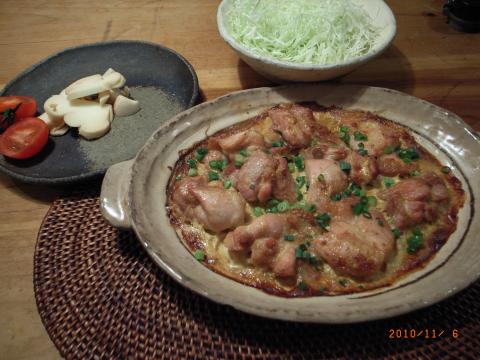 今日の夕食、鶏肉。味付けは鶏の唐揚だが衣は無い。脇を覆うのは卵です。ニンニク味付けで、北海道の「ザンギ」風味付け。