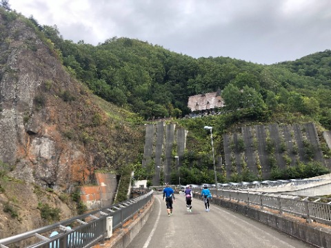 豊平峡ダムを走る。