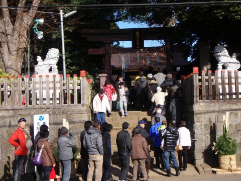 佐倉の麻賀田神社。参拝の行列がすでにできていたのでおとなしく並ぶ。