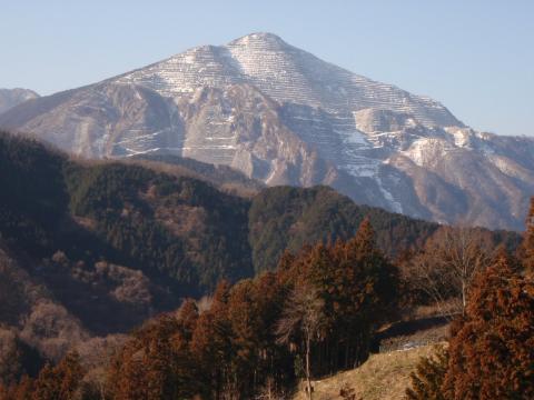 横縞な武甲山。丸山への登りから。
