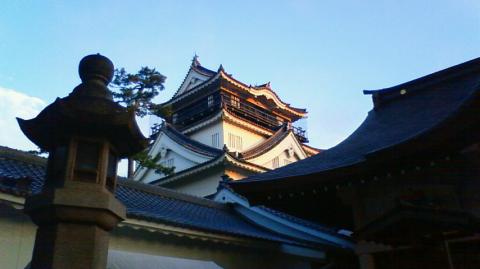 朝日に映える岡崎城