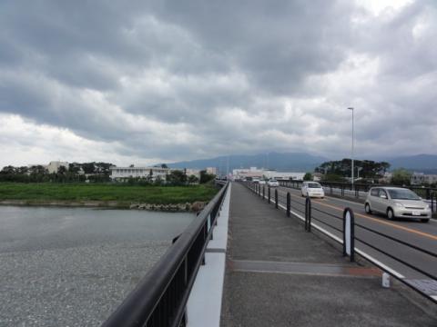 酒匂川から箱根方面
雲行きが怪しい・・・。