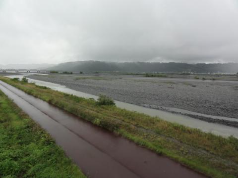 大井川～
昔は橋なんかなかった
手前は島田マラソンのコース
そんなことより対岸の天気が・・・・・