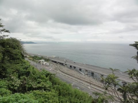 薩埵峠からの眺め！
天気が悪くてイマイチですな～（←天気が良ければ、暑さときつい登りで死んでるって）
