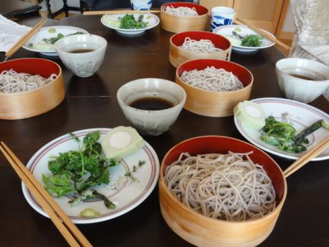 お昼は、山菜天ぷらとそば！
山菜はＣちゃんが、庭で採取した採れたての三つ葉と白木の芽
うんめいなぁ！！