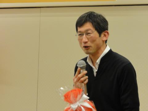 travel-dbとyuzo選手との輪をつないでくださったgoto先生から、yuzoさんへランニンググッズの贈呈です。