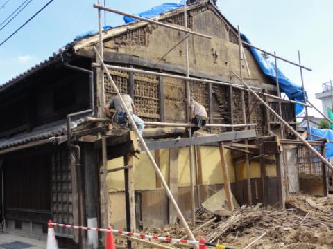鳴海宿では、旧家を解体してる場面に遭遇