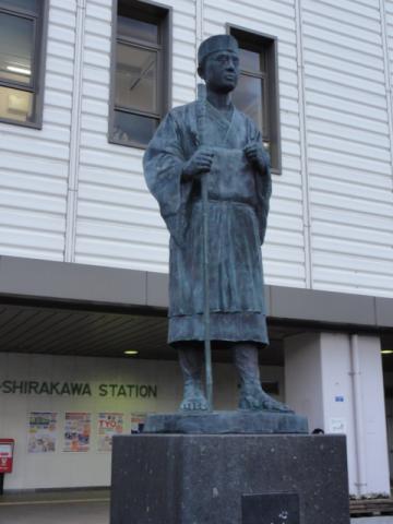 新白河駅前の松尾芭蕉
立会川の龍馬像から、こっちに替えちゃおうかしらん？