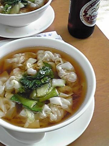 これが、慶華飯店名物のエビワンタン。　ほとんどの客が注文していた。　スープはさっぱり、ワンタンはプリプリプリティでギガントウマス。