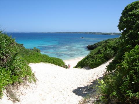 宮古島で一番有名な砂山ビーチ。　海の青と白砂に緑のコントラストがまぶしい。
