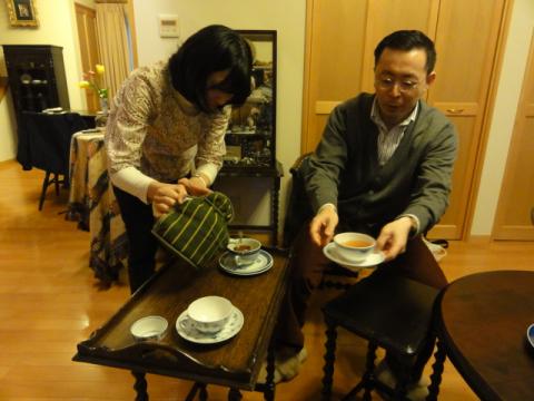 別荘のオーナーのHさん、Ｃちゃん夫妻
到着早々、さっそく紅茶でもてなしてくれました。

アンティークの雑誌の取材を受けたほどのお二人。