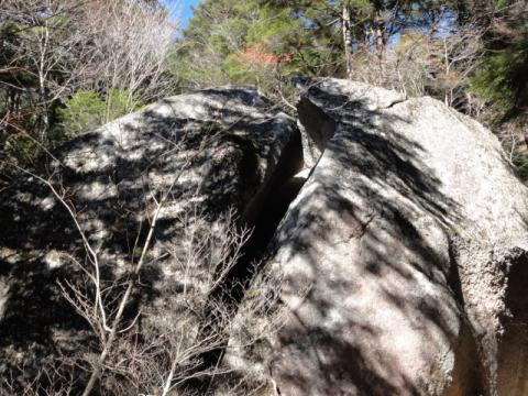 マチャアキが生まれた岩