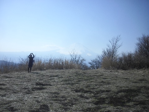 １５時。本日２回目の矢倉岳山頂　昼前は大にぎわいだったのに、今は誰もいない