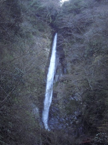 山北側の社水の滝に下山　このあとアップダウンのあるロード１０キロを走りきって終了