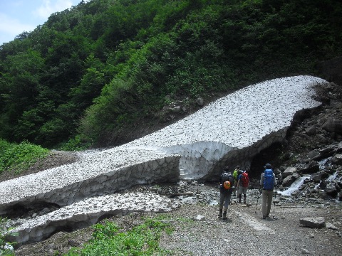 標高１５００m地点で巨大な雪渓が張り出している