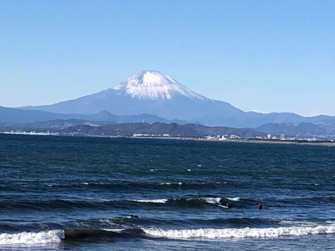 片瀬海岸より　やっと富士の頭に雪がついてきた