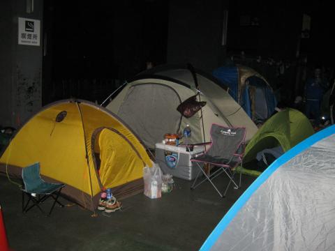 今回の陣地。右はまんたさん所有のノースピークの大型テント
左は、私が普段山で使っているアライテントのエアライズ２（重量わずか2キロ）