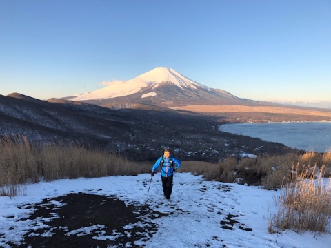 富士をバックに明神山を登る