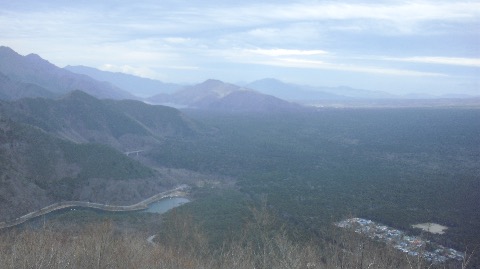中央に見える山がこれからたどる足和田山方面
