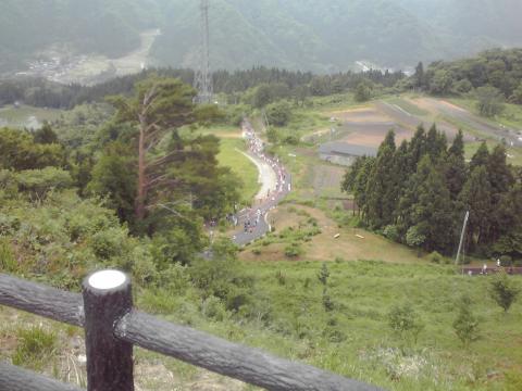 11km地点　頂上からの展望　下って行くランナーさん達