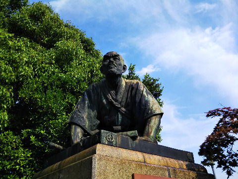 三条大橋の高山彦九郎像　京都の待ち合わせ場所として有名な土下座像