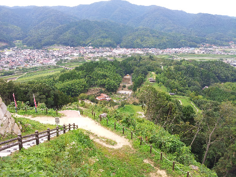月山富田城山頂からの風景。難攻不落の城として、戦国時代屈指の要害であった。